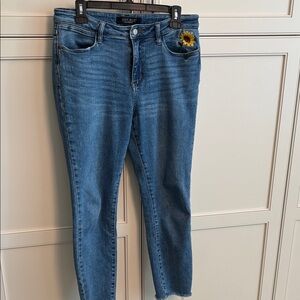 Judy Blue Cropped Denim Jeans with Sunflower Detail